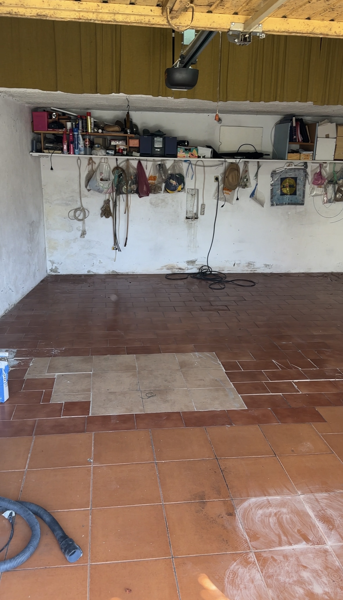 Antes — garagem azulejo antigo