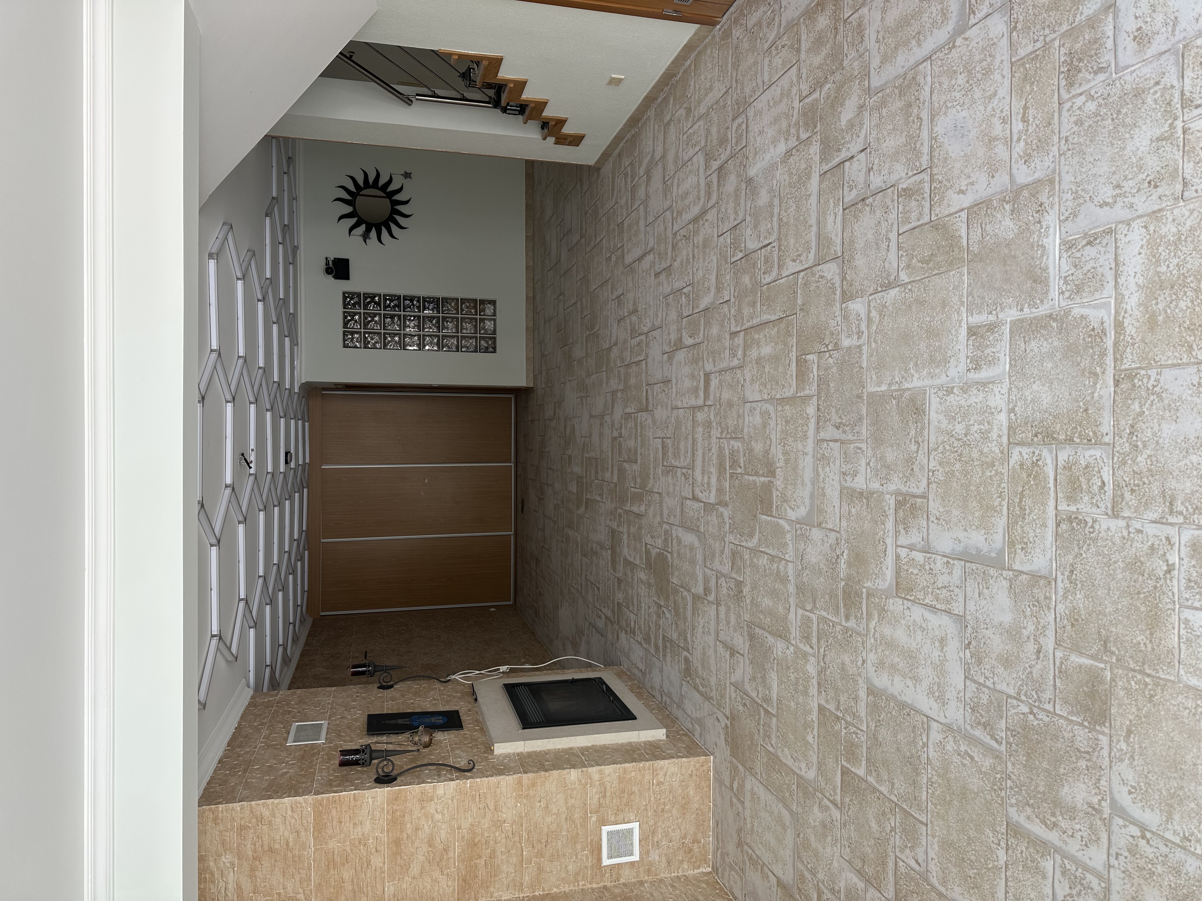 Antes — corredor com azulejo
