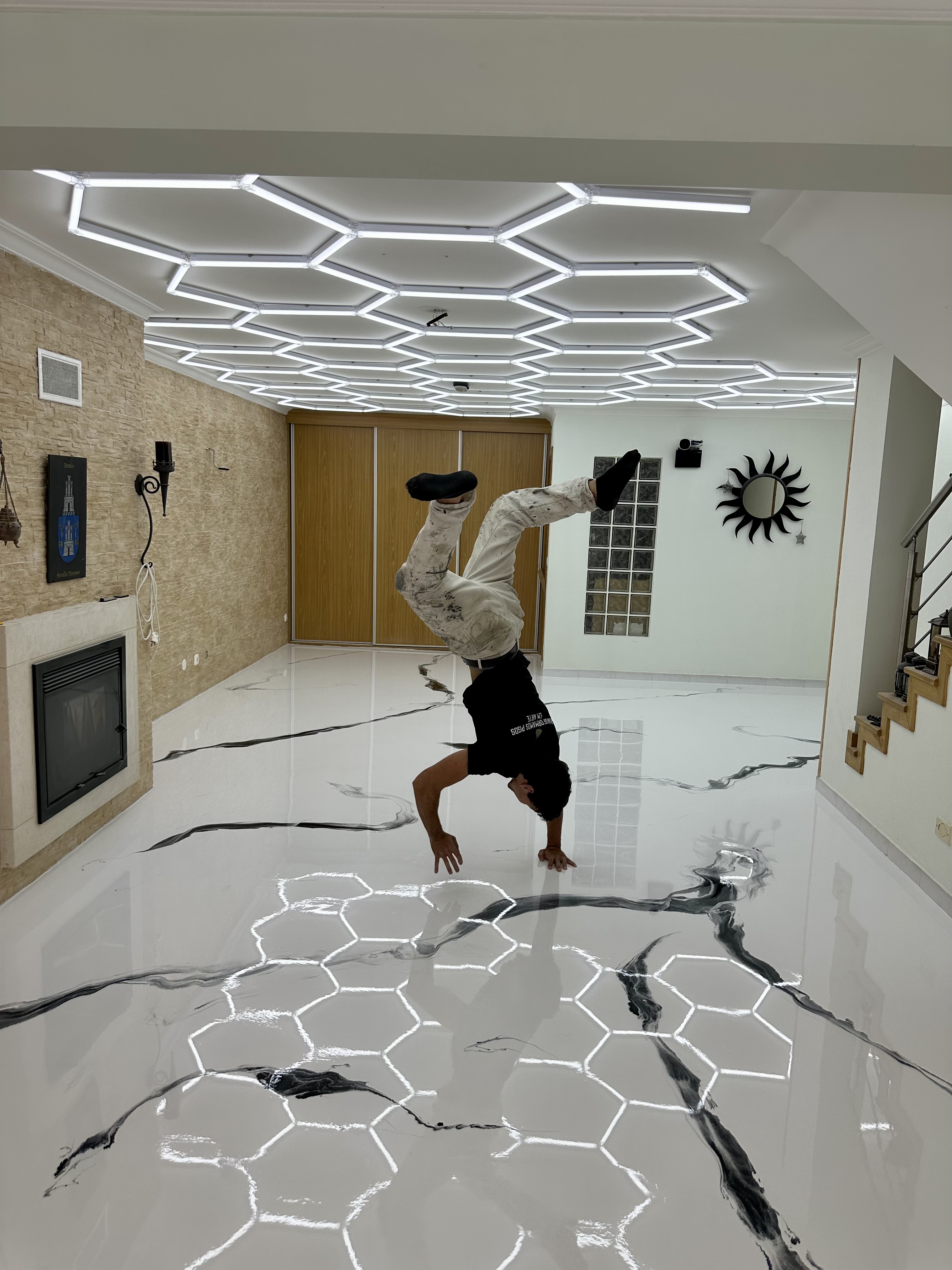 Pavimento marmorizado AURA EPOXY — sala de estar